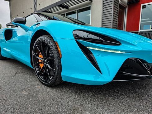 Used 2025 McLaren Artura Spider image 8