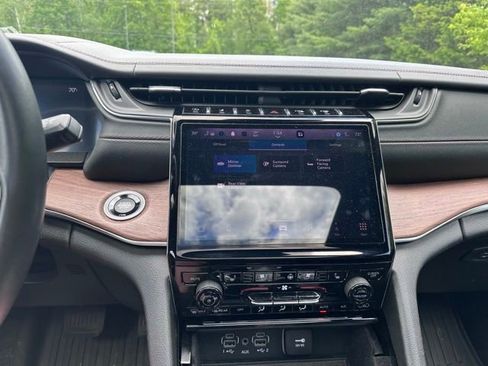 Used 2022 Jeep Grand Cherokee Summit w/ MOPAR Finishing Package AWD/4WD image 15