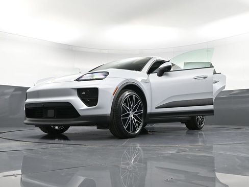 New 2026 Porsche Macan 4 Electric AWD/4WD image 40