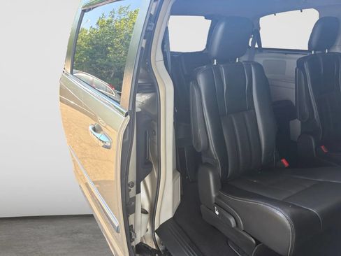 Used 2015 Chrysler Town & Country Touring-L w/ Driver Convenience Group FWD image 18