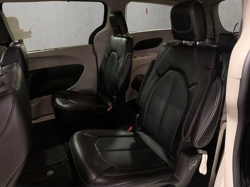 Used 2024 Chrysler Pacifica Touring-L image 15