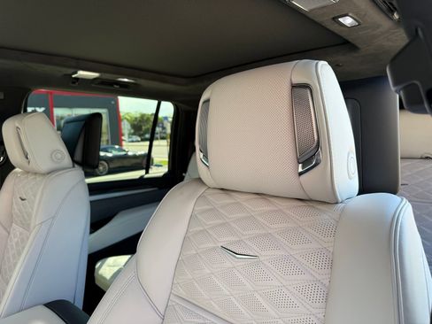 Used 2025 Cadillac Escalade ESV V AWD/4WD image 21