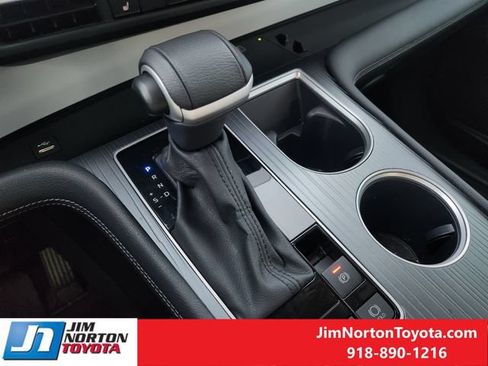 Used 2025 Toyota Sienna XLE AWD/4WD image 20