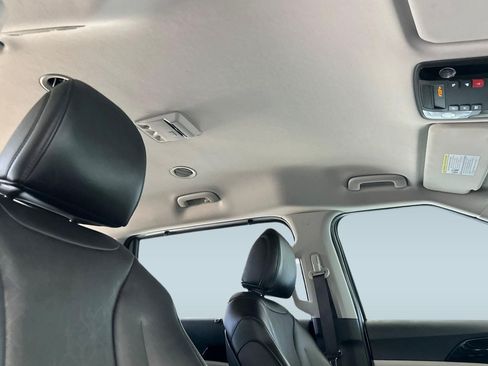 Used 2024 Kia Carnival EX FWD image 25