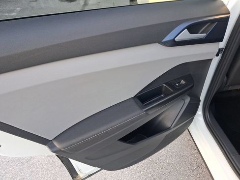 Certified 2024 Volkswagen Taos SE FWD image 11