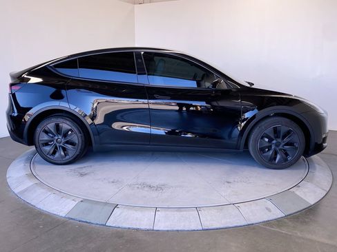 Used 2024 Tesla Model Y Long Range AWD/4WD image 6