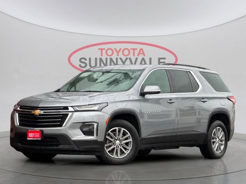 Used 2023 Chevrolet Traverse LT image 2