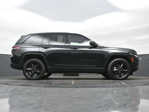 Used 2023 Jeep Grand Cherokee Altitude image 31