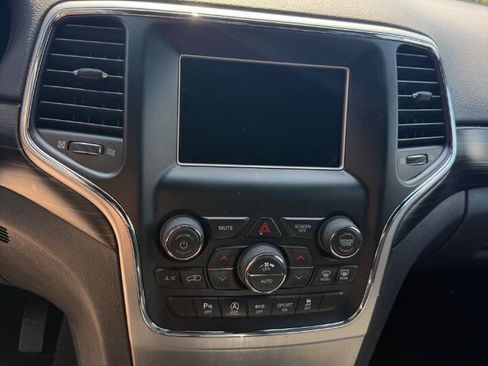 Used 2019 Jeep Grand Cherokee Laredo AWD/4WD image 13