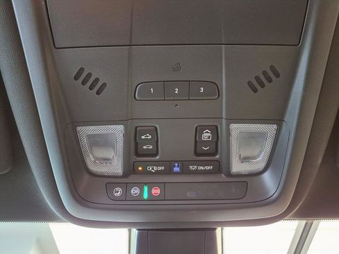 Used 2025 Cadillac XT6 Luxury image 11