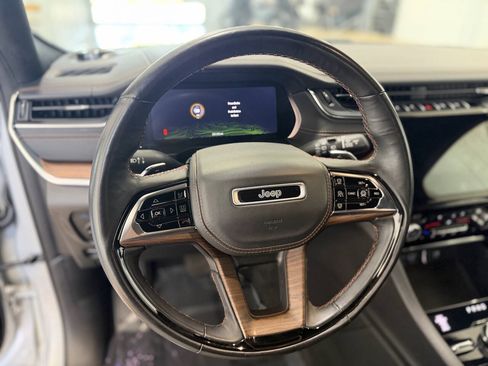 Used 2022 Jeep Grand Cherokee Summit w/ Luxury Tech Group V AWD/4WD image 34