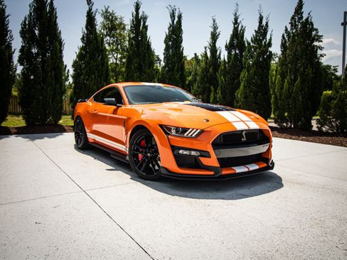Used 2021 Ford Mustang Shelby GT500 w/ Technology Package RWD image 2