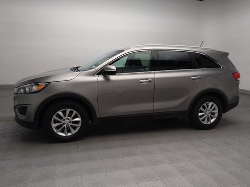 Used 2017 Kia Sorento FWD image 2