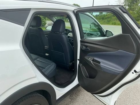 Used 2022 Chevrolet Bolt EUV LT w/ Convenience Package FWD image 18