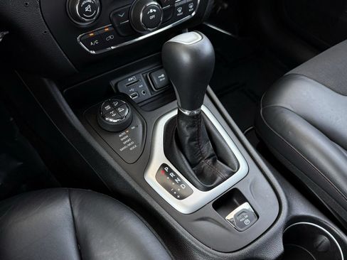 Used 2017 Jeep Cherokee Trailhawk AWD/4WD image 39