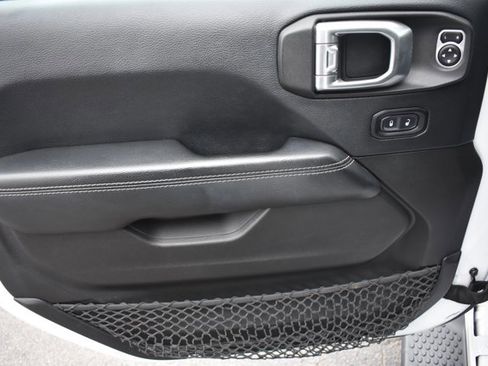 Used 2018 Jeep Wrangler Unlimited Sahara image 12