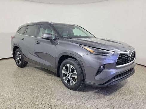 Used 2025 Toyota Highlander XLE FWD image 4