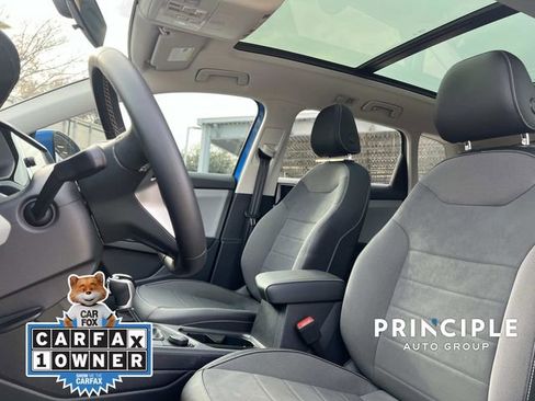 Used 2022 Volkswagen Taos SE w/ Panoramic Sunroof Package image 13