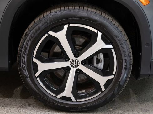 Used 2025 Volkswagen Tiguan SE w/ Panoramic Sunroof Package AWD/4WD image 9