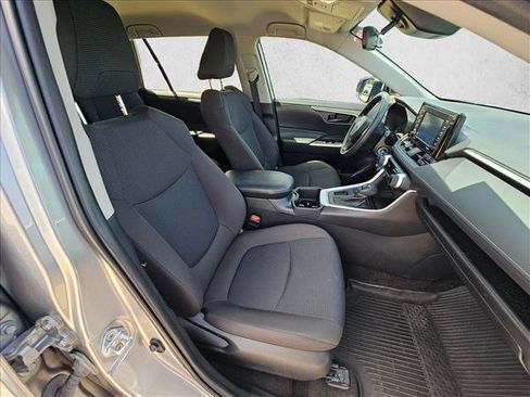 Used 2022 Toyota RAV4 LE FWD image 20