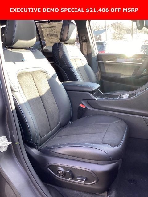 New 2023 Jeep Grand Cherokee Trailhawk w/ Advanced Protech Group II AWD/4WD image 21