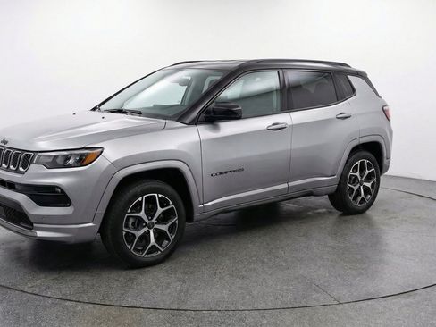 Used 2025 Jeep Compass Limited AWD/4WD image 3
