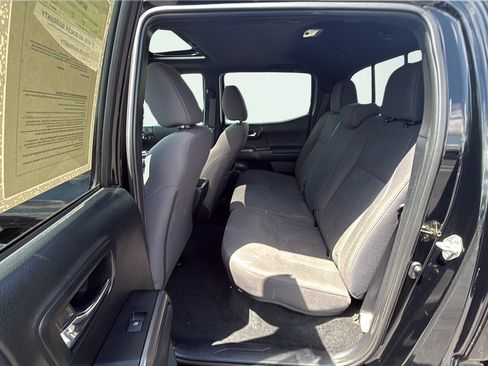 Used 2017 Toyota Tacoma TRD Sport AWD/4WD image 37