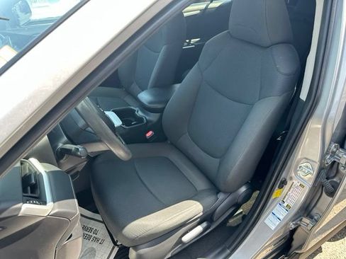Used 2022 Toyota RAV4 LE AWD/4WD image 9