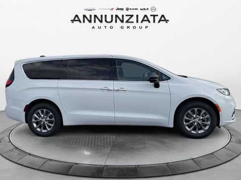 New 2026 Chrysler Pacifica Select image 6