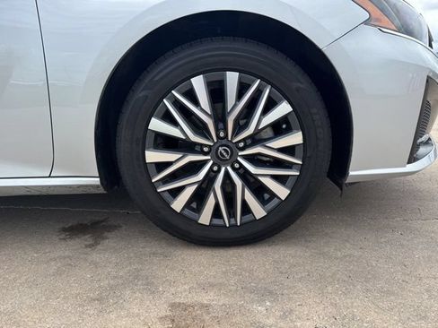 Used 2025 Nissan Altima 2.5 SV FWD image 13