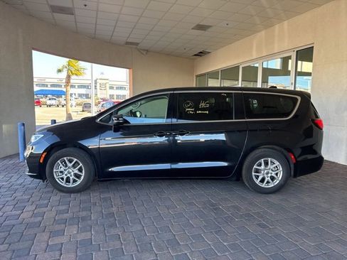 Used 2023 Chrysler Pacifica Touring-L image 8