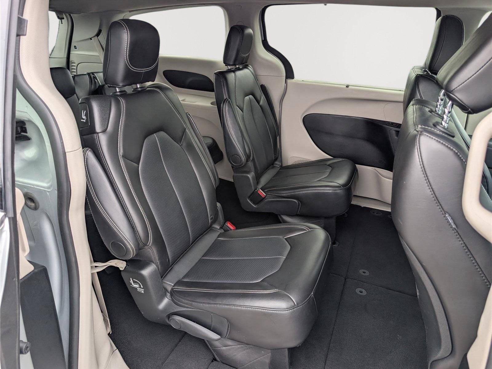 Used 2024 Chrysler Pacifica Touring-L FWD image 11