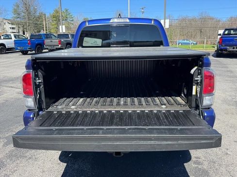 Used 2022 Toyota Tacoma TRD Sport w/ Technology Package image 18