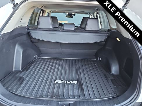 Used 2022 Toyota RAV4 XLE Premium image 23