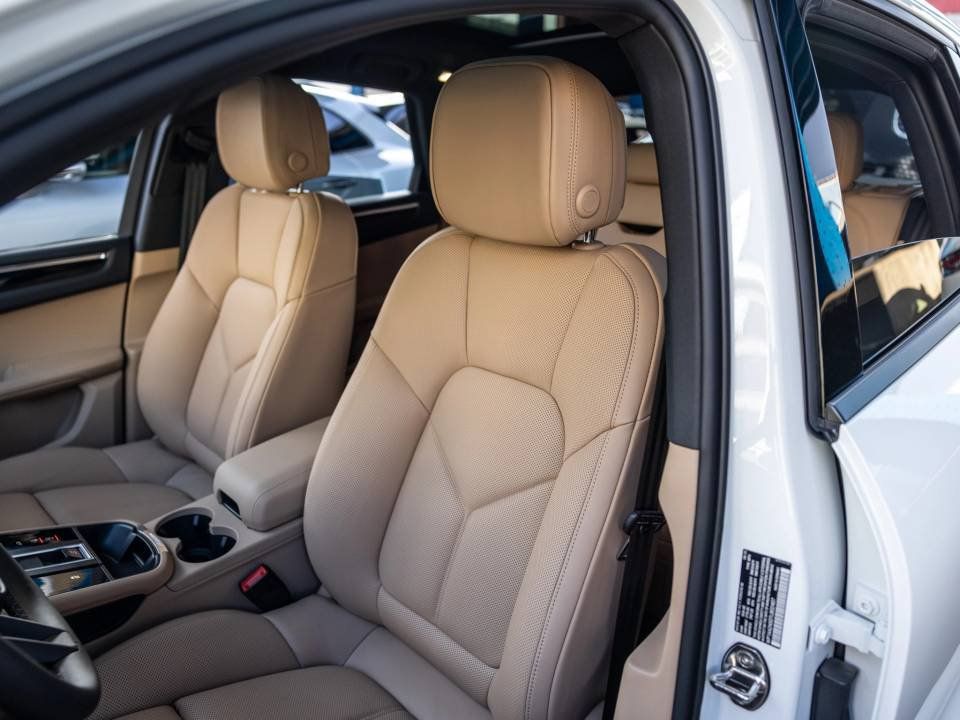 Certified 2026 Porsche Macan AWD/4WD image 5
