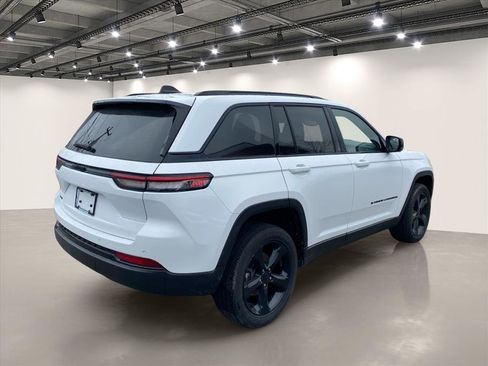 Used 2023 Jeep Grand Cherokee Altitude AWD/4WD image 7