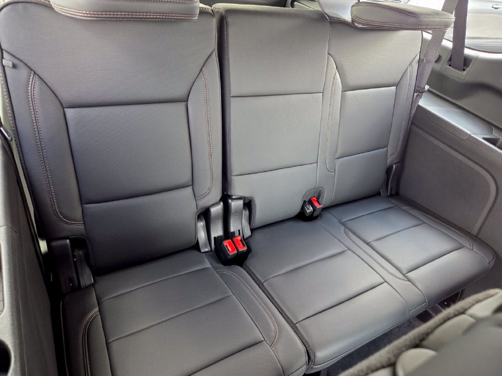Used 2026 Chevrolet Suburban High Country RWD image 18