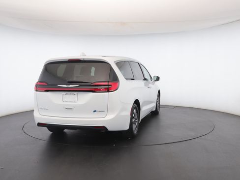 Used 2022 Chrysler Pacifica Touring-L image 26