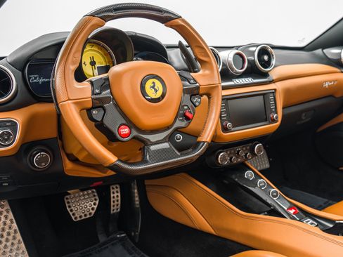 Used 2015 Ferrari California T image 13