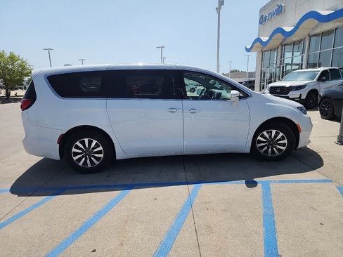 Used 2022 Chrysler Pacifica Touring-L FWD image 16