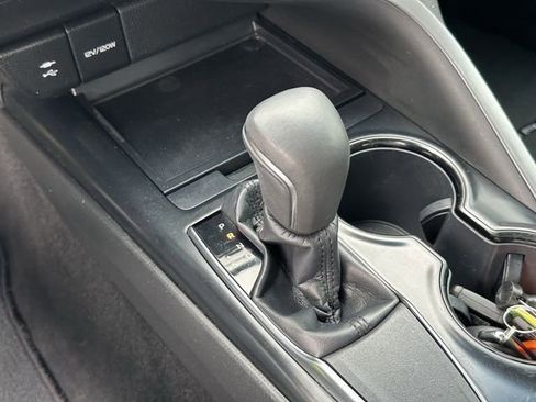 Used 2018 Toyota Camry SE FWD image 19
