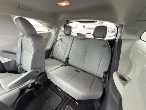 Used 2022 Toyota Sienna XLE w/ XLE Plus Package FWD image 15