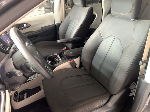 Used 2019 Chrysler Pacifica Touring Plus w/ Tire & Wheel Group FWD image 13