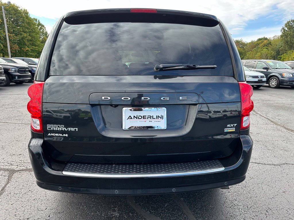 Used 2019 Dodge Grand Caravan SXT w/ Mopar Premium Addition Group FWD image 4