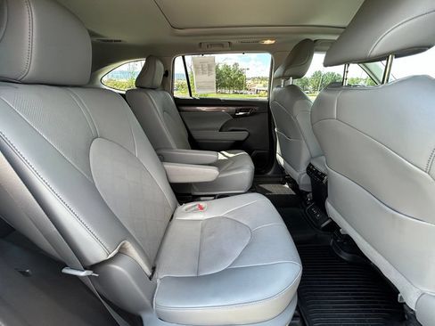 Used 2024 Toyota Highlander Platinum AWD/4WD image 30