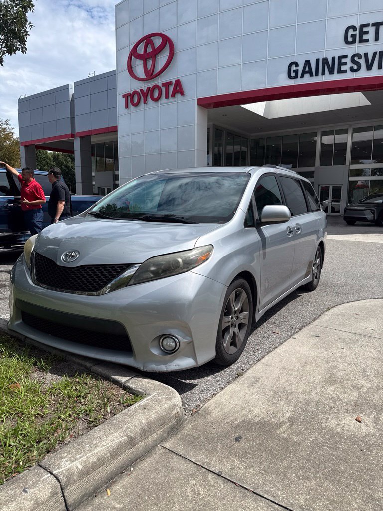 Used 2016 Toyota Sienna SE FWD image 1