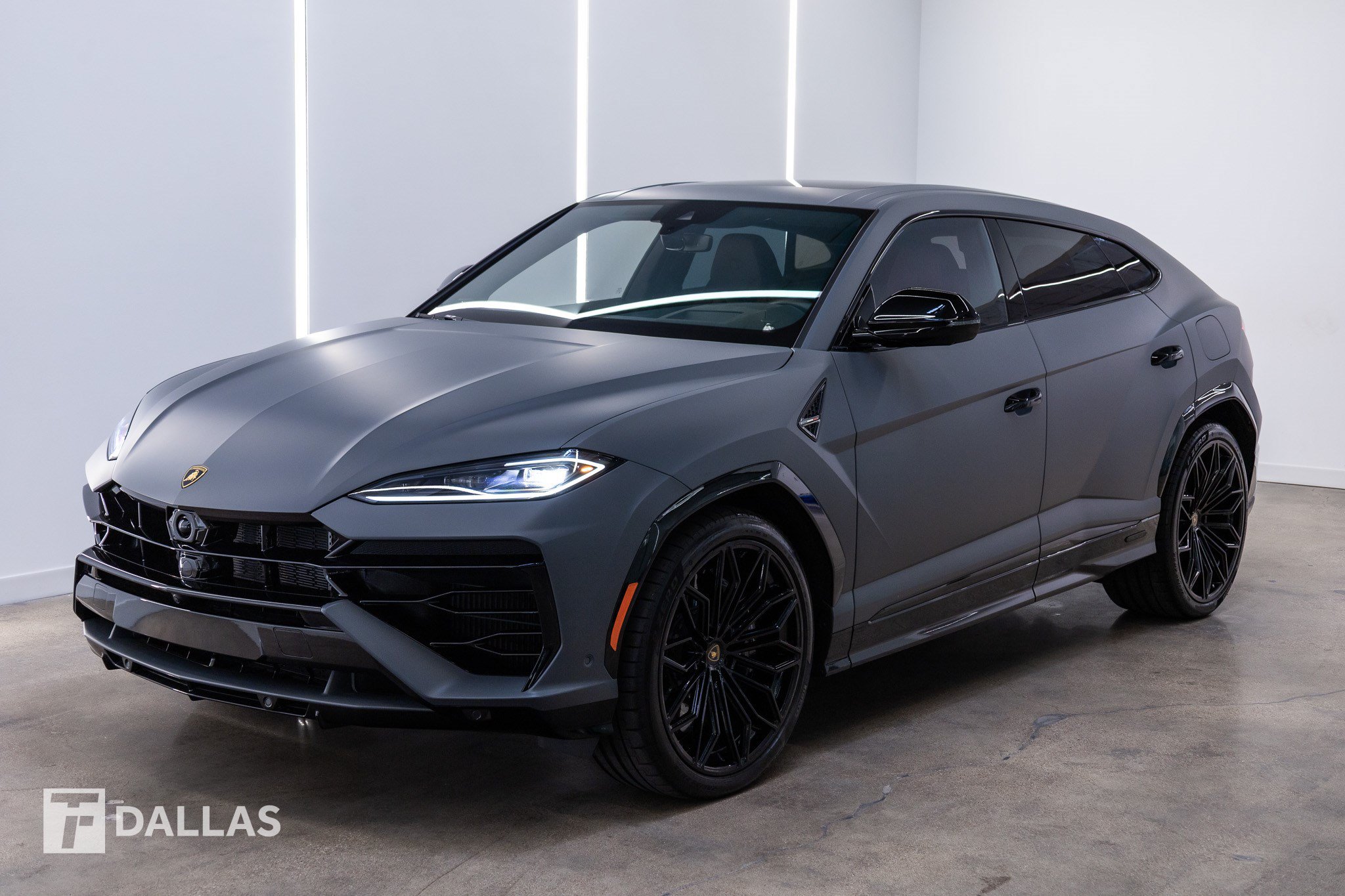 Used 2025 Lamborghini Urus SE AWD/4WD image 2