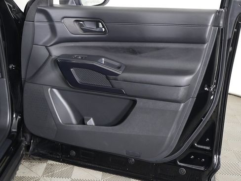 Used 2024 Nissan Pathfinder S image 21