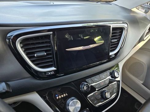 Used 2023 Chrysler Pacifica Touring-L image 18