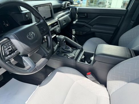 Used 2025 Toyota Tacoma SR5 AWD/4WD image 18